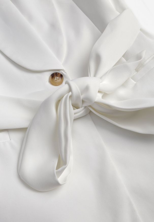 Born2be - Biała Kamizelka o Marynarkowym Fasonie Bez Rękawów z Wiązanym Paskiem Pellania. Okazja: do pracy, na co dzień, na spotkanie biznesowe. Kolor: biały. Materiał: jeans. Długość rękawa: bez rękawów. Styl: elegancki, biznesowy, casual