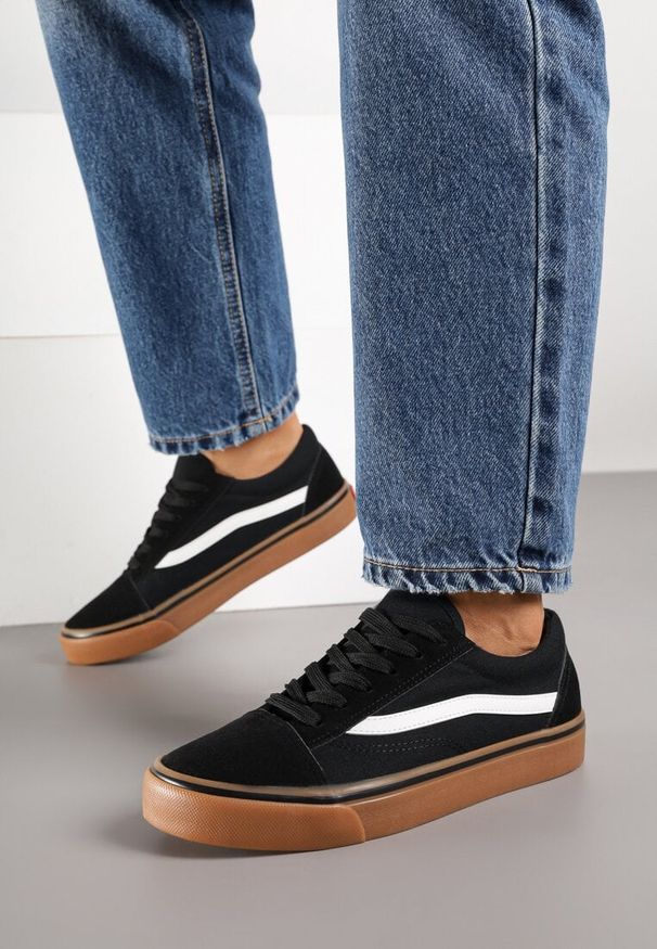 Born2be - Czarno-Beżowe Tenisówki z Ozdobną Naszywką i Przeszyciami Buildoria. Okazja: na co dzień. Kolor: czarny. Materiał: jeans. Szerokość cholewki: normalna. Wzór: aplikacja. Styl: klasyczny, sportowy, casual