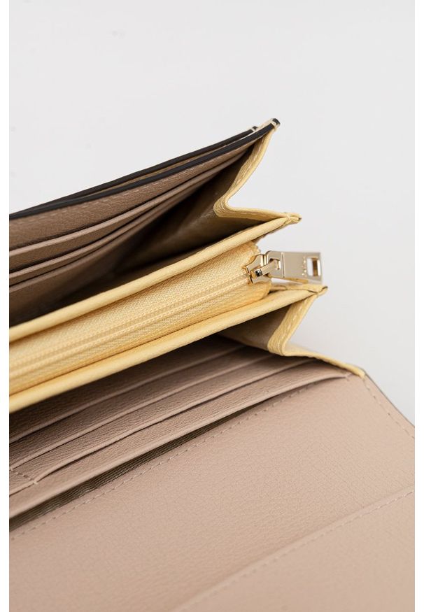 Furla portfel skórzany damski kolor żółty. Kolor: żółty. Materiał: skóra. Wzór: gładki