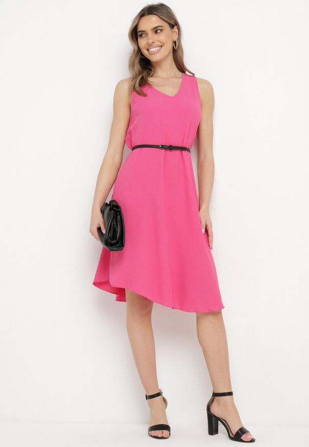 Born2be - Fuksjowa Gładka Sukienka Midi na Ramiączkach z Trójkątnym Dekoltem Voriala. Kolor: różowy. Długość rękawa: na ramiączkach. Wzór: gładki. Sezon: lato. Typ sukienki: trapezowe. Długość: midi