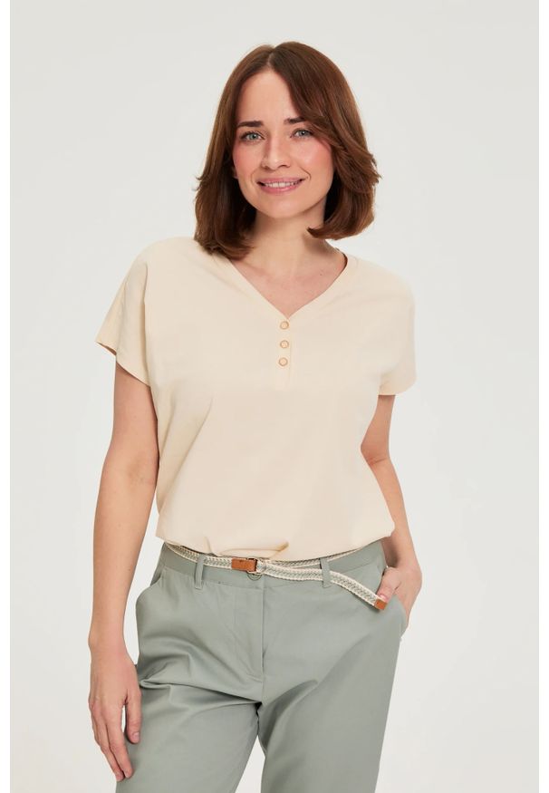 MOODO - Bawełniana bluzka z dekoltem w serek beżowa. Typ kołnierza: dekolt w serek. Kolor: beżowy. Materiał: bawełna