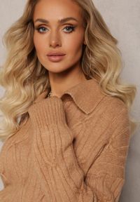 Renee - Brązowy Sweter z Dekoltem w Serek i Ozdobnym Splotem Travissa. Typ kołnierza: dekolt w serek. Kolor: brązowy. Wzór: ze splotem. Styl: elegancki