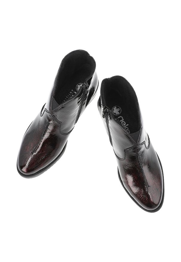 Czerwone Botki Rieker Eleganckie Lakierowane Obuwie Damskie. Okazja: na co dzień. Kolor: czerwony. Materiał: lakier. Sezon: zima, jesień. Obcas: na obcasie. Styl: elegancki. Wysokość obcasa: niski