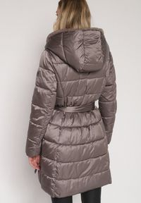 Born2be - Szara Długa Kurtka Ozdobiona Pikowaniem z Nieodpinanym Kapturem i Paskiem Lidaveia. Okazja: na co dzień. Kolor: szary. Materiał: jeans. Długość: długie. Wzór: aplikacja. Styl: klasyczny, casual, elegancki #7