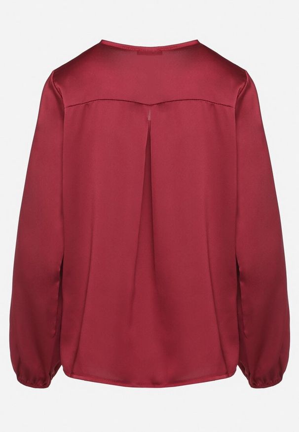 Born2be - Bordowa Bluzka Satynowa z Trójkątnym Dekoltem Veca. Okazja: na co dzień. Kolor: czerwony. Materiał: satyna. Długość: długie. Styl: elegancki, casual, klasyczny