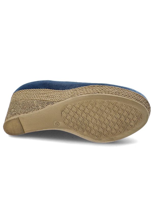 Jeansowe Półbuty Artiker Modne Obuwie Na Koturnie. Okazja: na co dzień. Zapięcie: bez zapięcia. Kolor: niebieski. Szerokość cholewki: normalna. Wzór: aplikacja. Materiał: jeans. Sezon: lato. Obcas: na koturnie. Styl: casual, wakacyjny, wizytowy