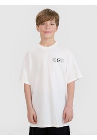 4f - 4F T-shirt oversize z nadrukiem chłopięcy - biały 122 (6-7 lat). Okazja: na co dzień. Kolor: biały. Materiał: jersey, dzianina, bawełna. Długość rękawa: krótki rękaw. Długość: krótkie. Wzór: nadruk. Sezon: lato. Styl: casual, klasyczny, sportowy #1