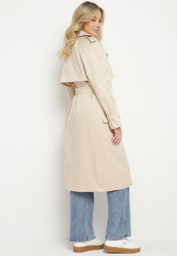 Born2be - Beżowy Długi Płaszcz Trencz o Klasycznym Fasonie z Paskiem Nasde. Okazja: na co dzień. Kolor: beżowy. Materiał: jeans. Długość: długie. Styl: klasyczny