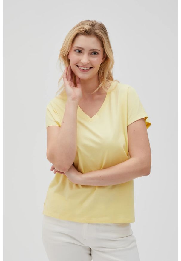 MOODO - Bawełniny t-shirt z dekoltem w serek żółty. Typ kołnierza: dekolt w serek. Kolor: żółty. Materiał: bawełna