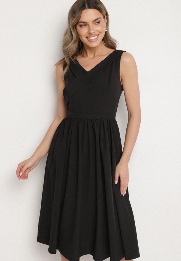 Born2be - Czarna Klasyczna Rozkloszowana Sukienka Vices Tolissela. Okazja: na co dzień. Kolor: czarny. Wzór: gładki, aplikacja. Styl: klasyczny