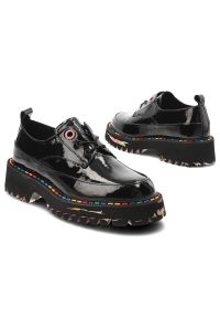 Czarne Półbuty Artiker Eleganckie Lakierowane Obuwie Damskie. Okazja: na co dzień. Kolor: czarny. Materiał: lakier. Wzór: kolorowy. Styl: elegancki #2