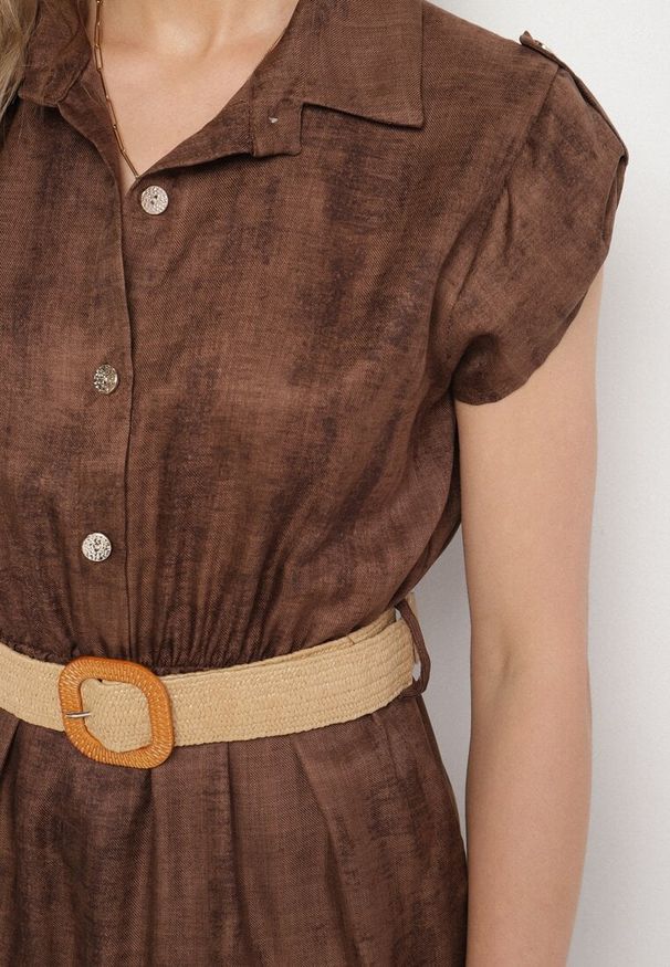 Born2be - Brązowa Sukienka Ozdobiona Plecionym Paskiem i Guzikami Filianea. Okazja: na co dzień. Kolor: brązowy. Materiał: jeans. Wzór: aplikacja. Styl: elegancki, casual