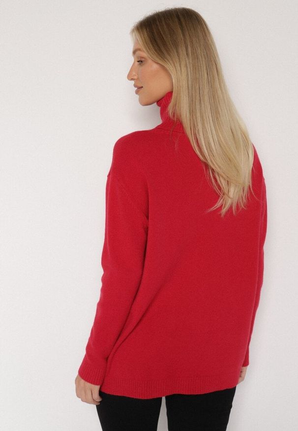 Born2be - Czerwony Sweter z Golfem i Dodatkiem Kaszmiru Rorizia. Okazja: na co dzień, do pracy. Typ kołnierza: golf. Kolor: czerwony. Długość: długie. Wzór: aplikacja. Materiał: kaszmir. Długość rękawa: długi rękaw. Sezon: zima, jesień. Styl: casual, klasyczny