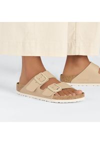 Birkenstock - BIRKENSTOCK ARIZONA BF NEW BEIGE Klapki damskie. Okazja: na co dzień. Kolor: beżowy. Materiał: materiał, skóra. Wzór: paski. Sezon: lato. Styl: elegancki, casual, klasyczny #4
