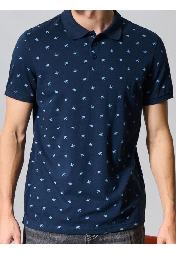 Sinsay - Koszulka polo ze wzorem - granatowy. Typ kołnierza: polo. Kolor: niebieski