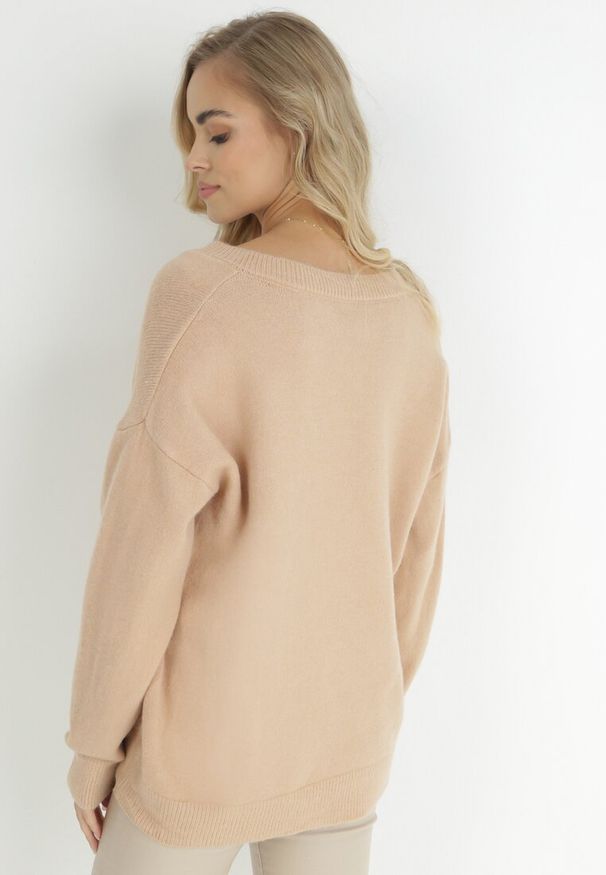 Born2be - Jasnobeżowy Sweter z Wiskozy Oversize Yorate. Okazja: na co dzień. Typ kołnierza: dekolt w serek. Kolor: beżowy. Materiał: wiskoza. Długość rękawa: długi rękaw. Długość: długie. Styl: wizytowy, elegancki, casual