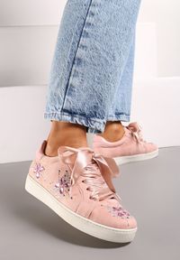 Born2be - Różowe Sneakersy Sateen. Wysokość cholewki: przed kostkę. Nosek buta: okrągły. Kolor: różowy. Materiał: jeans, satyna, skóra. Szerokość cholewki: normalna. Wzór: aplikacja, kolorowy #1