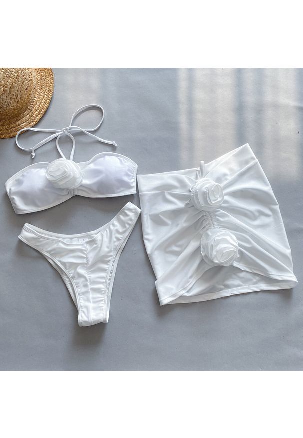 Intica - Strój kąpielowy z kwiatami 3D na plażę i basen Lydianne. Kolor: biały. Materiał: tkanina, materiał. Wzór: kwiaty