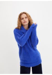 bonprix - Sweter oversize z miękkiej piórkowej przędzy. Kolekcja: plus size. Kolor: niebieski