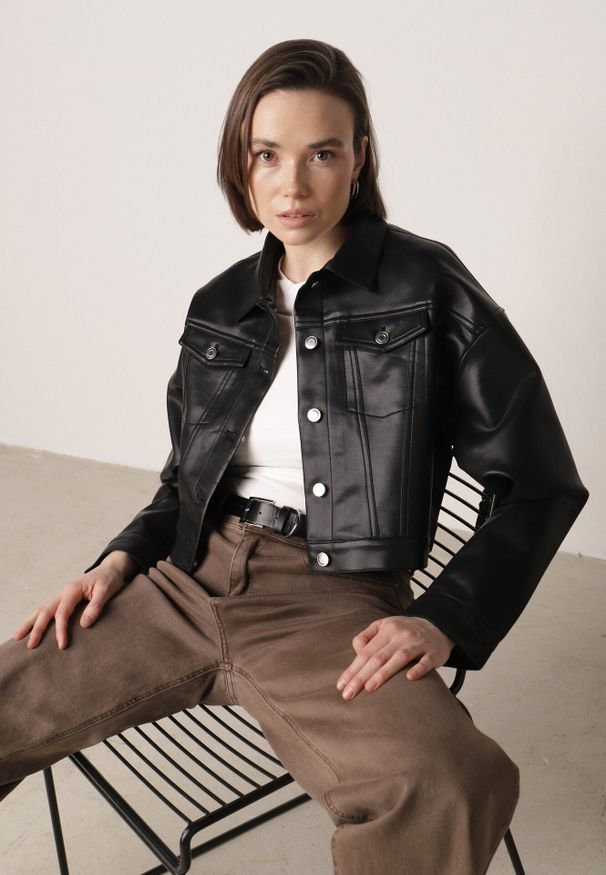 Born2be - Czarna Kurtka Ramoneska o Krótkim Koszulowym Kroju Savalorne. Okazja: na co dzień. Kolor: czarny. Materiał: poliester, satyna, skóra, jeans. Długość: krótkie. Styl: casual, elegancki, klasyczny