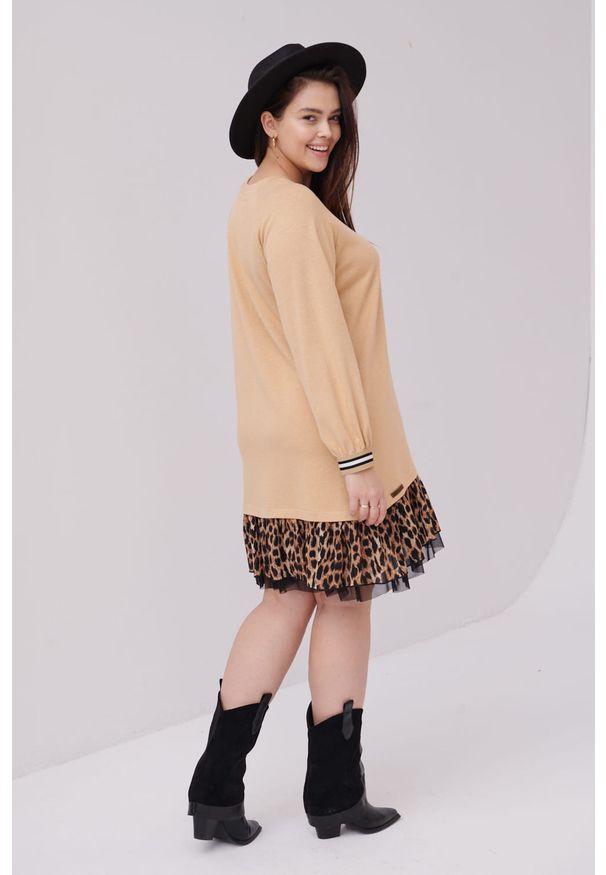 blue shadow - Sukienka Liberia Plus Size Szampan. Typ kołnierza: dekolt w serek. Kolekcja: plus size. Materiał: bawełna, akryl, poliester, guma, elastan, tkanina, koronka, szyfon. Wzór: koronka, paski. Typ sukienki: dla puszystych