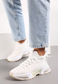 Born2be - Białe Sneakersy ze Skarpetkową Cholewką i Grubą Podeszwą Lekkra. Okazja: na co dzień. Kolor: biały. Szerokość cholewki: normalna. Sport: fitness #1