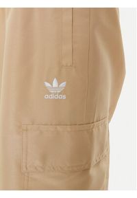 Adidas - adidas Spodnie dresowe adicolor 3-Stripes IZ0717 Beżowy Loose Fit. Kolor: beżowy. Materiał: syntetyk #5