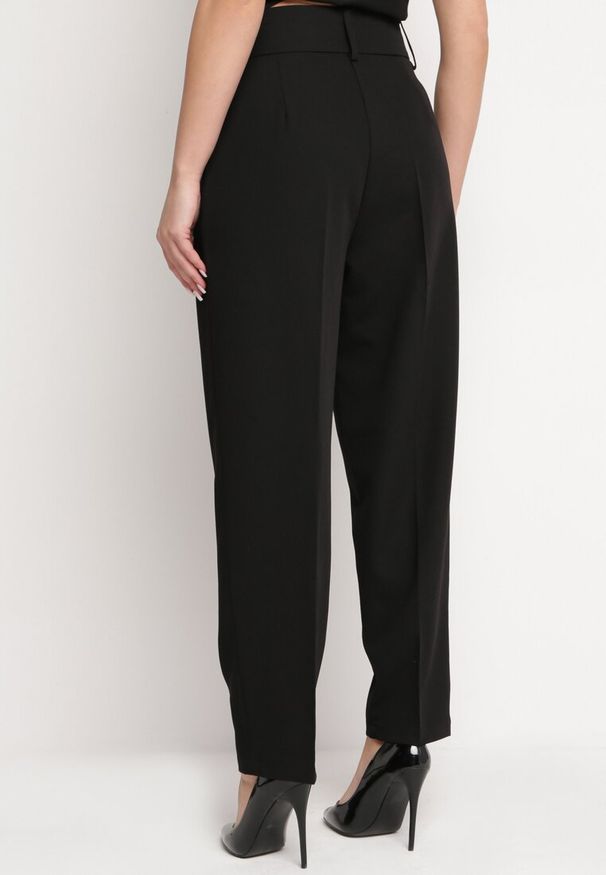 Born2be - Czarne Spodnie w Garniturowym Stylu z Ozdobnym Paskiem Arilez. Kolor: czarny. Styl: elegancki