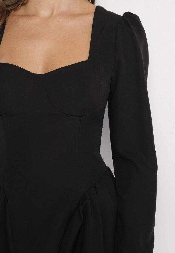 Born2be - Czarna Koktajlowa Sukienka o Rozkloszowanym Kroju z Falbankami i Gorsetem Farian. Typ kołnierza: dekolt gorset, kołnierz z falbankami. Kolor: czarny. Długość rękawa: długi rękaw. Typ sukienki: gorsetowe. Styl: wizytowy