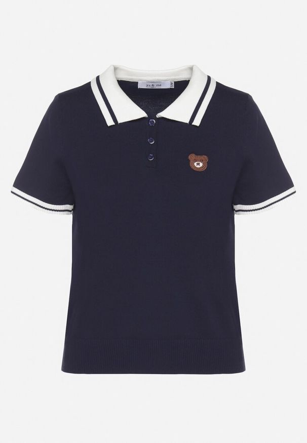 Born2be - Granatowa Dzianinowa Bluzka Polo z Wiskozą z Krótkim Rękawem i Aplikacją Adezena. Typ kołnierza: polo. Kolor: niebieski. Materiał: dzianina, wiskoza. Długość rękawa: krótki rękaw. Długość: krótkie. Wzór: aplikacja