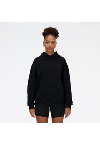 Bluza damska New Balance WT41537BK – czarna. Kolor: czarny. Materiał: bawełna, dresówka, prążkowany. Wzór: ze splotem