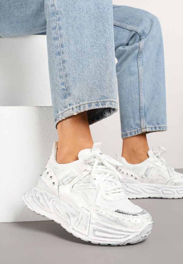 Born2be - Białe Sneakersy na Grubej Tłoczonej Podeszwie Lurimara. Kolor: biały. Materiał: jeans