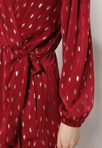 Born2be - Bordowa Kopertowa Sukienka z Wiązaniem w Pasie i Metalicznym Nadrukiem Reisana. Okazja: na co dzień. Typ kołnierza: dekolt w serek. Kolor: czerwony. Wzór: nadruk. Typ sukienki: kopertowe. Styl: casual, elegancki, klasyczny #2