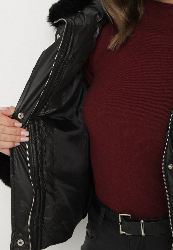 Born2be - Czarna Pikowana Kurtka z Kapturem Zdobiona Futerkiem Olenesa. Okazja: na co dzień. Typ kołnierza: kaptur. Kolor: czarny. Materiał: futro. Wzór: aplikacja. Styl: casual