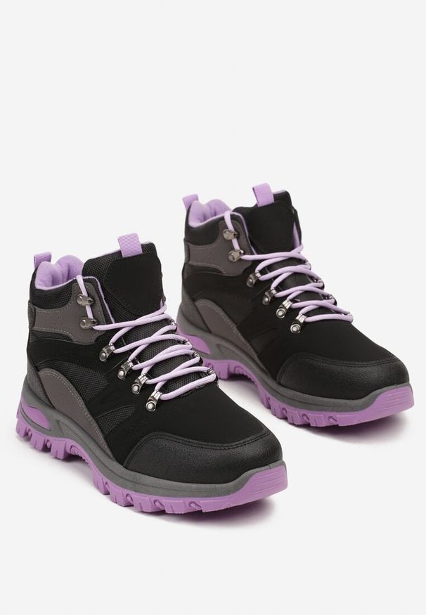 Renee - Czarno-Fioletowe Buty Trekkingowe Trapery Vices z Geometrycznym Wzorem Norrive. Okazja: na co dzień. Kolor: czarny. Materiał: skóra. Wzór: geometria. Styl: casual