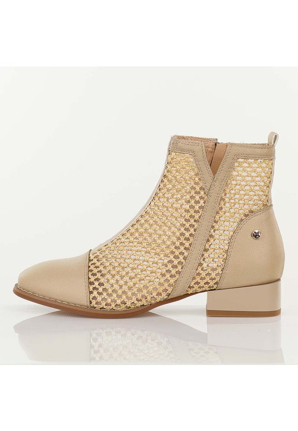 Beżowe wiosenne botki damskie na obcasie M.Daszyński Sa197-31. Okazja: na co dzień. Kolor: beżowy. Szerokość cholewki: normalna. Wzór: ażurowy. Materiał: skóra. Sezon: wiosna. Obcas: na obcasie. Styl: casual, elegancki, boho, klasyczny. Wysokość obcasa: niski