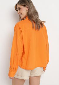 Born2be - Pomarańczowa Bawełniana Koszula z Dłuższym Tyłem z Ozdobną Kieszonką i Gumką Ralena. Okazja: na co dzień. Kolor: pomarańczowy. Materiał: bawełna. Długość: długie. Wzór: aplikacja. Styl: casual #3