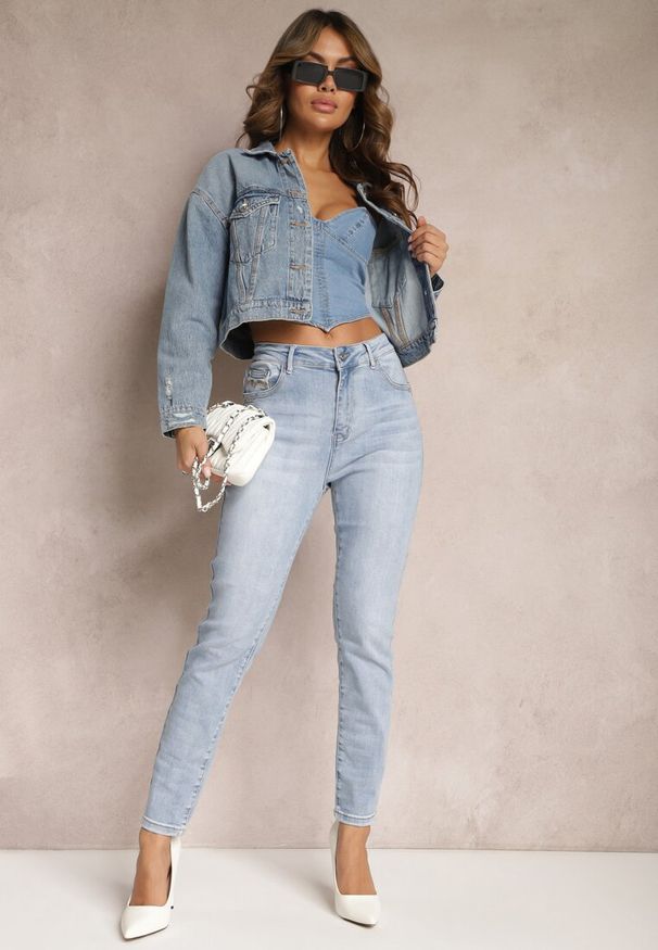 Renee - Jasnoniebieskie Jeansy Skinny z Subtelnymi Przetarciami i Przeszyciami na Kieszeniach Lenari. Kolor: niebieski