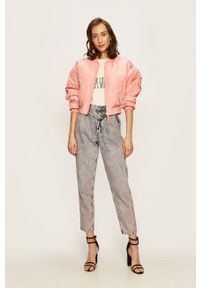 Pepe Jeans - Kurtka bomber Irina x Dua Lipa. Typ kołnierza: bez kaptura. Kolor: różowy. Materiał: bawełna, poliester, materiał, elastan. Wzór: gładki #2