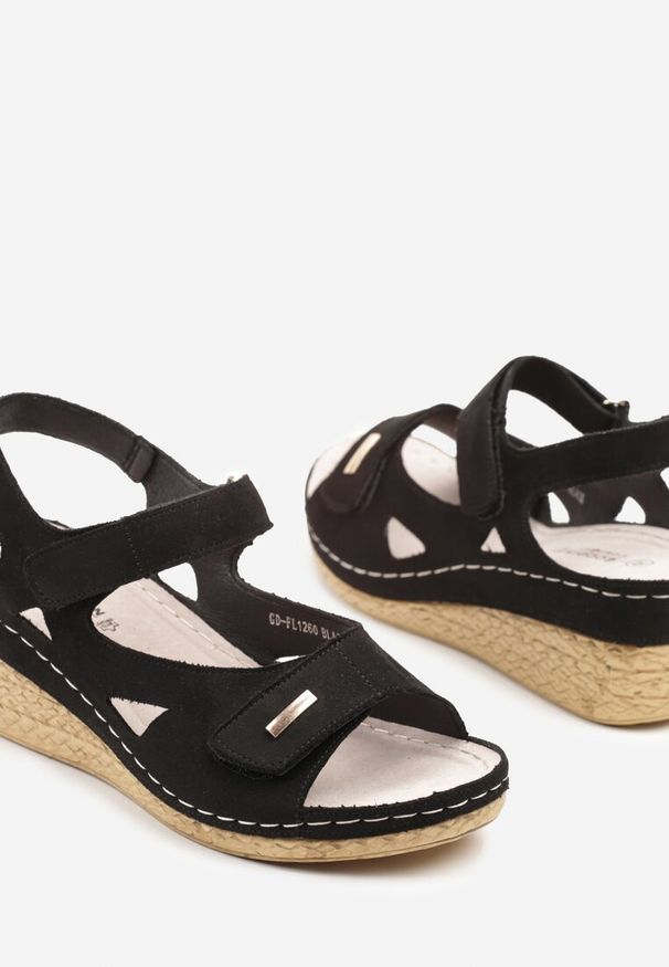 Born2be - Czarne Sandały na Koturnie Ozdobione Przeszyciami Virasha. Zapięcie: rzepy. Kolor: czarny. Wzór: aplikacja. Obcas: na koturnie. Styl: elegancki
