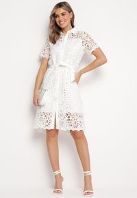 Born2be - Biała Ażurowa Sukienka Koszulowa Midi z Wiązanym Paskiem Pamy. Kolor: biały. Materiał: materiał, koronka. Długość rękawa: krótki rękaw. Wzór: ażurowy. Typ sukienki: koszulowe. Styl: klasyczny. Długość: midi #4