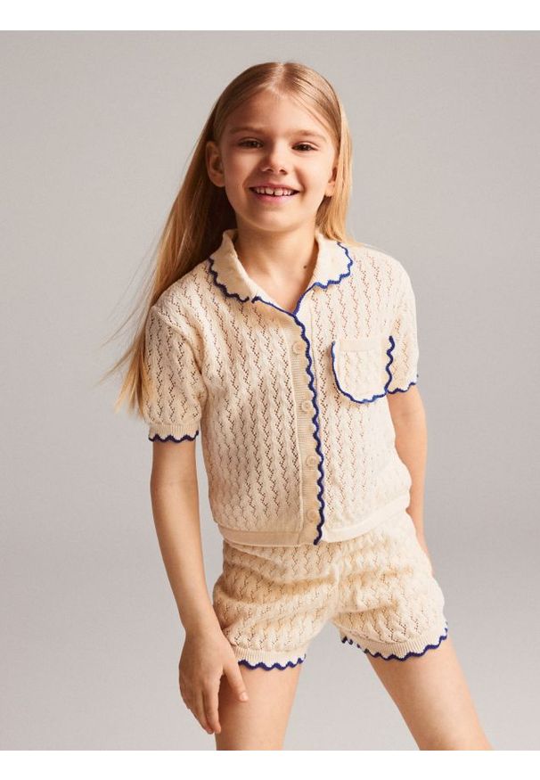 Reserved - Dzianinowe szorty - kremowy. Kolor: kremowy. Materiał: dzianina