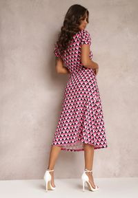 Renee - Fuksjowa Taliowana Sukienka z Ozdobnym Marszczeniem w Geometryczny Wzór Eranthis. Kolor: różowy. Wzór: geometria