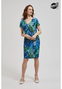 MOODO - Sukienka w tropikalny wzór niebieska. Kolor: niebieski