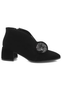 Czarne Botki S.Barski Modne Obuwie Damskie Z Broszką. Okazja: na co dzień. Zapięcie: zamek. Kolor: czarny. Materiał: zamsz. Wzór: aplikacja, kwiaty. Obcas: na obcasie. Styl: casual, glamour, elegancki. Wysokość obcasa: niski #5