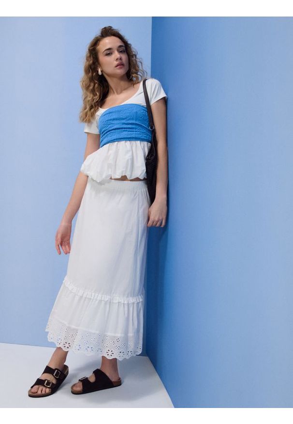 Sinsay - Bawełniana spódnica midi z ażurowymi elementami - biały. Kolor: biały. Materiał: bawełna. Wzór: ażurowy