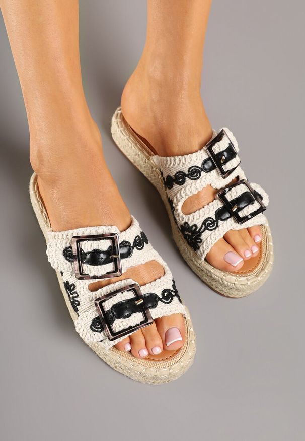 Renee - Beżowo-Czarne Klapki Vices Ozdobione Klamrami i Plecionką Narseli. Kolor: beżowy. Materiał: len, zamsz. Wzór: aplikacja. Sezon: lato. Styl: boho