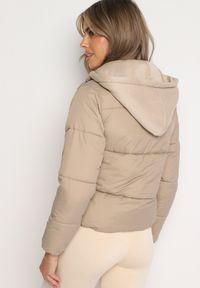 Born2be - Jasnobeżowa Pikowana Kurtka w Stylu Bomberki z Kapturem Mivuna. Okazja: na co dzień. Typ kołnierza: kaptur. Kolor: beżowy. Materiał: jeans. Długość: krótkie. Styl: casual #7