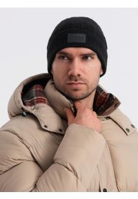 Ombre Clothing - Męska dzianinowa czapka o sweterkowym splocie z naszywką – czarna V1 OM-ACWH-0122 - uniwersalny. Kolor: czarny. Materiał: dzianina. Wzór: ze splotem, aplikacja. Styl: klasyczny, casual #4
