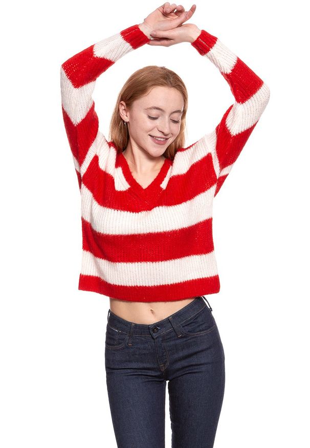 Wrangler - DAMSKI SWETER WRANGLER LOOSE KNIT FORMULA RED W8109PZWO 112132228. Typ kołnierza: dekolt w serek. Materiał: tkanina. Wzór: ze splotem